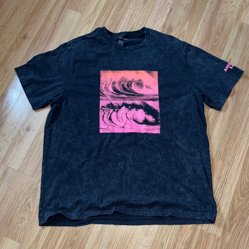 Graphic Tess with waves on the shirt with pink